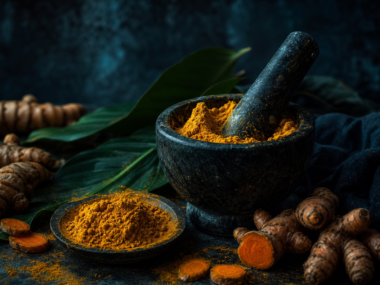 Turmeric root and powder with mortar and pestle - anti-inflammatory properties